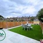 Aisiki Stays Apartments At Enfield, Airconditioned & Pet Friendly, Ground Floor, 3-Bedroom & 2-Bathroom Flat, King Or Twin Beds With Garden And Free Wi-Fi & Parking Space
